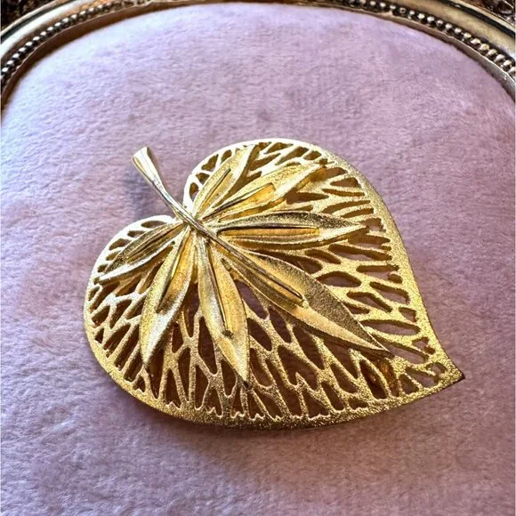 Vintage Gold-Tone Leaf-Shaped Brooch Pin With Intricate Filigree Design MCM - Picture 2 of 6